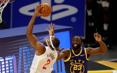 SAN FRANCISCO, CALIFORNIA - JANUARY 06:  Kawhi Leonard #2 of the LA Clippers is fouled by Draymond Green #23 of the Golden State Warriors at Chase Center on January 06, 2021 in San Francisco, California. NOTE TO USER: User expressly acknowledges and agrees that, by downloading and or using this photograph, User is consenting to the terms and conditions of the Getty Images License Agreement.  (Photo by Ezra Shaw/Getty Images)