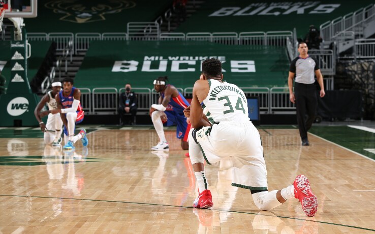 Anche l'MVP NBA Giannis Antetokounmpo si inginocchia, durante Bucks-Pistons