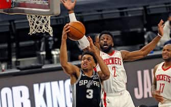 SAN ANTONIO, TX - JANUARY 14:  Keldon Johnson #3 of the San Antonio Spurs #3 drives past David Nwaba #2 of the Houston Rockets at AT&T Center on January 14, 2021 in San Antonio, Texas.  NOTE TO USER: User expressly acknowledges and agrees that , by downloading and or using this photograph, User is consenting to the terms and conditions of the Getty Images License Agreement. (Photo by Ronald Cortes/Getty Images)