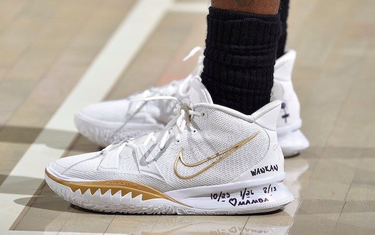 Le scarpe con il ricordo a Kobe indossate al suo esordio stagionale da Irving