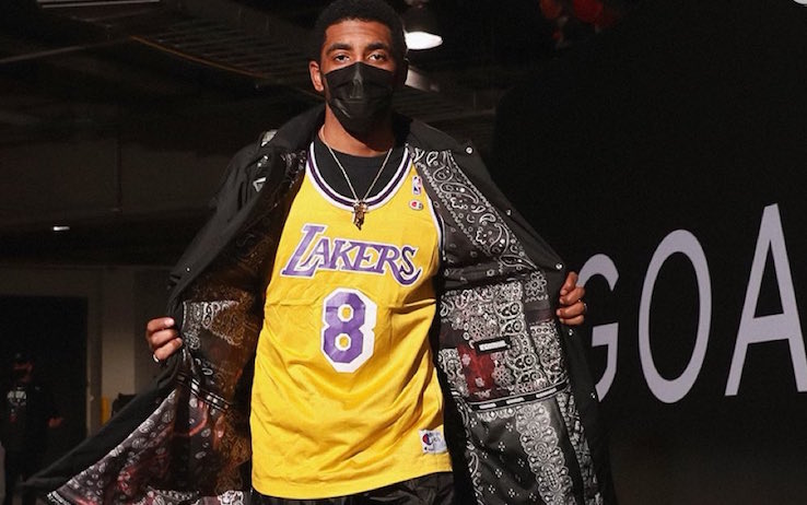 L'arrivo di Kyrie Irving (con dedica) al Barclays Center