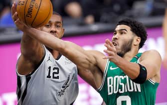 SAN ANTONIO, TEXAS - JANUARY 27: Jayson Tatum #0 of the Boston Celtics drives to the basket against LaMarcus Aldridge #12 of the San Antonio Spurs in the first quarter at AT&T Center on January 27, 2021 in San Antonio, Texas. NOTE TO USER: User expressly acknowledges and agrees that, by downloading and or using this photograph, User is consenting to the terms and conditions of the Getty Images License Agreement. (Photo by Tom Pennington/Getty Images)