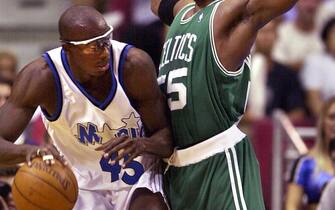 ORLANDO, UNITED STATES:  Orlando Magic forward Charles Outlaw (L) drives towards Boston Celtics forward Eric Williams during the first period of the game at the TD Waterhouse Centre in Orlando, FL., 28 March 2000.   (ELECTRONIC IMAGE) AFP PHOTO/Tony RANZE (Photo credit should read TONY RANZE/AFP via Getty Images)