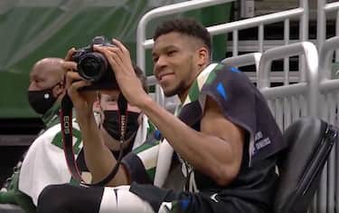 Giannis fa il fotografo sul +30 contro i Pacers