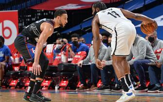 PHILADELPHIA, PA - FEBRUARY 6: Ben Simmons #25 of the Philadelphia 76ers plays defense against James Harden #13 of the Brooklyn Nets on February 6, 2021 at Wells Fargo Center in Philadelphia, Pennsylvania. NOTE TO USER: User expressly acknowledges and agrees that, by downloading and/or using this Photograph, user is consenting to the terms and conditions of the Getty Images License Agreement. Mandatory Copyright Notice: Copyright 2021 NBAE (Photo by David Dow/NBAE via Getty Images) 