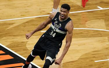 Giannis domina nel finale: Clippers ko 105-100