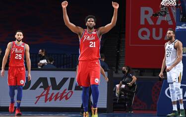 Embiid salva i Sixers, Harden ritorno trionfale