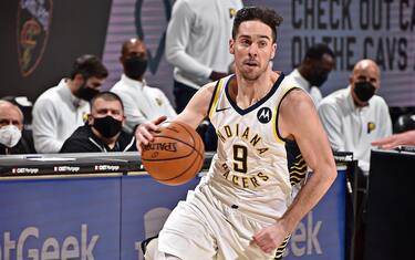 TJ McConnell, tripla doppia storica con i recuperi