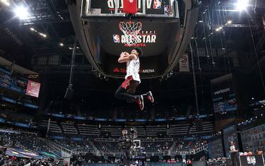 ATLANTA, GA - MARCH 7: Anfernee Simons #1 of the Portland Trail Blazers dunks the ball during the AT&T Slam Dunk Contest as part of 2021 NBA All Star Weekend on March 7, 2021 at State Farm Arena in Atlanta, Georgia. NOTE TO USER: User expressly acknowledges and agrees that, by downloading and or using this photograph, User is consenting to the terms and conditions of the Getty Images License Agreement. Mandatory Copyright Notice: Copyright 2021 NBAE (Photo by Nathaniel S. Butler/NBAE via Getty Images)