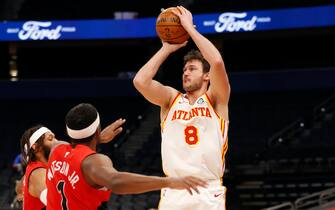 TAMPA, FL- MARCH 11: Danilo Gallinari #8 of the Atlanta Hawks shoots the ball during the game against the Toronto Raptors on March 11, 2021 at Amalie Arena in Tampa, Florida. NOTE TO USER: User expressly acknowledges and agrees that, by downloading and or using this Photograph, user is consenting to the terms and conditions of the Getty Images License Agreement. Mandatory Copyright Notice: Copyright 2021 NBAE (Photo by Scott Audette/NBAE via Getty Images)