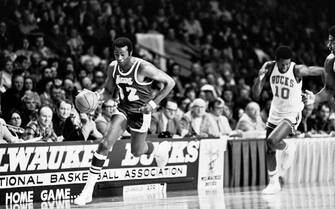 MILWAUKEE - 1973:  Bill Bridges #32 of Los Angeles Lakers handles the ball during the game against the Milwaukee Bucks circa 1973 at the MECCA Arena in Milwaukee, Wisconsin. NOTE TO USER: User expressly acknowledges that, by downloading and or using this photograph, User is consenting to the terms and conditions of the Getty Images License agreement. Mandatory Copyright Notice: Copyright 1973 NBAE (Photo by Vernon Biever/NBAE via Getty Images)