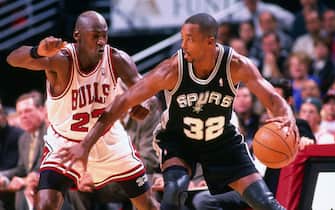 CHICAGO, IL -  NOVEMBER 3:  Sean Elliot #32 of the San Antonio Spurs handles the ball against Michael Jordan #23 of the Chicago Bulls on November 3, 1997 at the United Center in Chicago, IL. NOTE TO USER: User expressly acknowledges and agrees that, by downloading and or using this Photograph, user is consenting to the terms and conditions of the Getty Images License Agreement. Mandatory Copyright Notice: Copyright 1997 NBAE (Photo by Fernando Medina/NBAE via Getty Images)