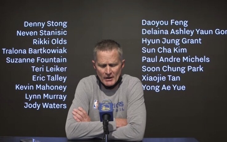 La conferenza stampa di Steve Kerr con i nomi delle vittime delle due stragi proiettati alle sue spalle