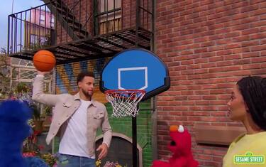 Steph Curry e Ayesha ospiti dai Muppets. VIDEO