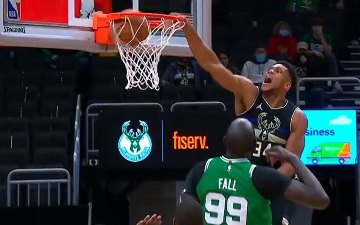 Un'altra prospettiva della super schiacciata di Antetokounmpo su Tacko Fall