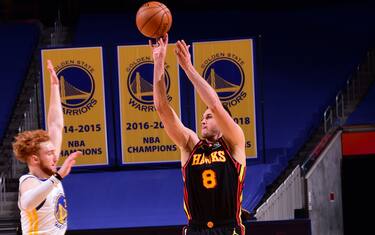 SAN FRANCISCO, CA - MARCH 26: Danilo Gallinari #8 of the Atlanta Hawks shoots the ball during the game against the Golden State Warriors on March 26, 2021 at Chase Center in San Francisco, California. NOTE TO USER: User expressly acknowledges and agrees that, by downloading and or using this photograph, user is consenting to the terms and conditions of Getty Images License Agreement. Mandatory Copyright Notice: Copyright 2021 NBAE (Photo by Noah Graham/NBAE via Getty Images)