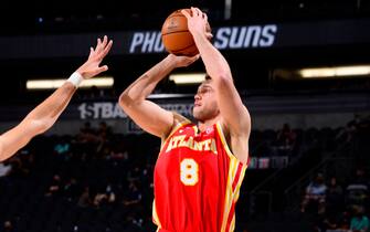 PHOENIX, AZ - MARCH 30: Danilo Gallinari #8 of the Atlanta Hawks shoots the ball during the game against the Phoenix Suns on March 30, 2021 at Talking Stick Resort Arena in Phoenix, Arizona. NOTE TO USER: User expressly acknowledges and agrees that, by downloading and or using this photograph, user is consenting to the terms and conditions of the Getty Images License Agreement. Mandatory Copyright Notice: Copyright 2021 NBAE (Photo by Barry Gossage/NBAE via Getty Images)