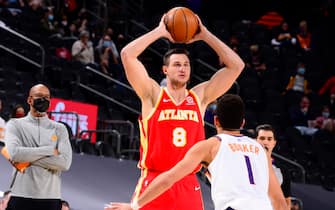 PHOENIX, AZ - MARCH 30: Danilo Gallinari #8 of the Atlanta Hawks passes the ball during the game against the Phoenix Suns on March 30, 2021 at Talking Stick Resort Arena in Phoenix, Arizona. NOTE TO USER: User expressly acknowledges and agrees that, by downloading and or using this photograph, user is consenting to the terms and conditions of the Getty Images License Agreement. Mandatory Copyright Notice: Copyright 2021 NBAE (Photo by Barry Gossage/NBAE via Getty Images)