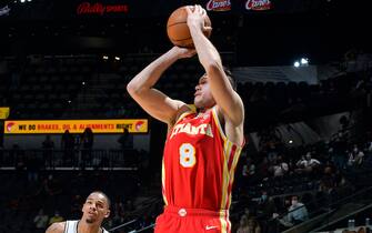 SAN ANTONIO, TX - APRIL 1: Danilo Gallinari #8 of the Atlanta Hawks shoots the ball during the game against the San Antonio Spurs on April 1, 2021 at the AT&T Center in San Antonio, Texas. NOTE TO USER: User expressly acknowledges and agrees that, by downloading and or using this photograph, user is consenting to the terms and conditions of the Getty Images License Agreement. Mandatory Copyright Notice: Copyright 2021 NBAE (Photos by Logan Riely/NBAE via Getty Images)