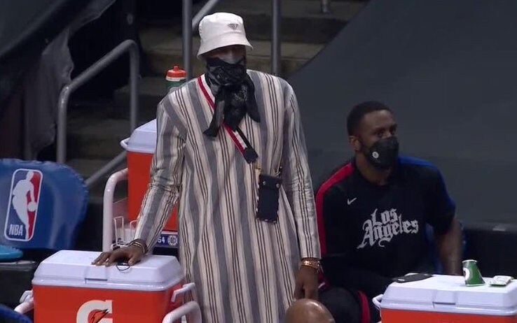 Ibaka in panchina fa sfoggio del suo look particolare