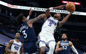 1232136474 MINNEAPOLIS, MN - APRIL 5: De'Aaron Fox #5 of the Sacramento Kings shoots the ball during the game against the Minnesota Timberwolves on April 5, 2021 at Target Center in Minneapolis, Minnesota. NOTE TO USER: User expressly acknowledges and agrees that, by downloading and or using this Photograph, user is consenting to the terms and conditions of the Getty Images License Agreement. Mandatory Copyright Notice: Copyright 2021 NBAE (Photo by Jordan Johnson/NBAE via Getty Images)