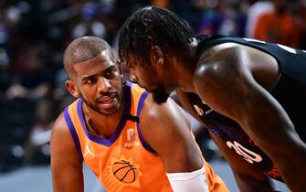 PHOENIX, AZ - MAY 7:  Chris Paul #3 of the Phoenix Suns talks with Julius Randle #30 of the New York Knicks on May 7, 2021 at Phoenix Suns Arena in Phoenix, Arizona. NOTE TO USER: User expressly acknowledges and agrees that, by downloading and or using this photograph, user is consenting to the terms and conditions of the Getty Images License Agreement. Mandatory Copyright Notice: Copyright 2021 NBAE (Photo by Michael Gonzales/NBAE via Getty Images)