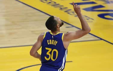Curry segna 49 punti e resta top scorer della lega