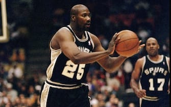 19 Feb 1999: Jerome Kearsy #25 of the San Antonio Spurs passes the ball during the game against the Los Angeles Lakers at the Great Western Forum in Inglewood, California. The Lakers defeated the Spurs 106-94.