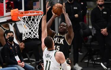 Capela come Bird, segna da dietro il tabellone