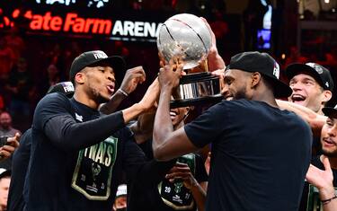 Middleton e Holiday trascinano Milwaukee in finale