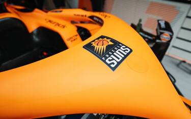 La McLaren tifa per i Suns: il logo è sull'auto