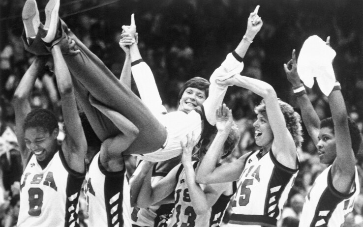 Una delle immagini del trionfo della nazionale di pallacanestro femminile alla Olimpiadi di Los Angeles nel 1984: la squadra con cui Pamela McGee ha conquistato il suo oro olimpico