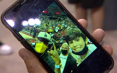 Il selfie con LeBron fa impazzire il tifoso. VIDEO