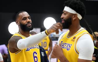 El Segundo, CA. September 28, 2021:  Lakers Lebron James, left, and Anthony Davis have fun during media day at the UCLA Health Training Center in El Segundo Tuesday. (Wally Skalij/Los Angeles Times via Getty Images)