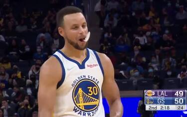 Curry sbaglia il libero: LeBron lo prende in giro