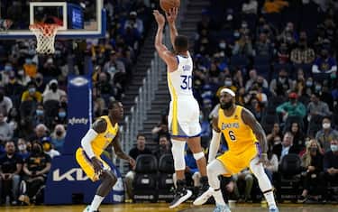Curry fa 30 e batte i Lakers, Nets ok con i Bucks