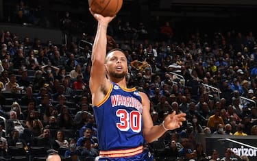 Curry da impazzire: 25 punti in un quarto. VIDEO