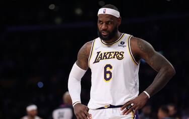 Brivido Lakers: LeBron ha male alla gamba destra