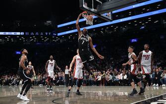 1349532070 NEW YORK, NEW YORK - OCTOBER 27: Kevin Durant #7 of the Brooklyn Nets scores against Duncan Robinson #55 of the Miami Heat during their game at Barclays Center on October 27, 2021 in New York City. NOTE TO USER: User expressly acknowledges and agrees that, by downloading and or using this photograph, User is consenting to the terms and conditions of the Getty Images License Agreement. (Photo by Al Bello/Getty Images)