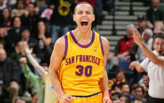 OAKLAND, CA - FEBRUARY 10: Stephen Curry #30 of the Golden State Warriors celebrates after a made three pointer in a game against the Los Angeles Clippers on February 10, 2010 at Oracle Arena in Oakland, California. NOTE TO USER: User expressly acknowledges and agrees that, by downloading and or using this photograph, user is consenting to the terms and conditions of Getty Images License Agreement. Mandatory Copyright Notice: Copyright 2010 NBAE (Photo by Rocky Widner/NBAE via Getty Images) *** Local Caption ***  Stephen Curry