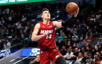DALLAS, TX - NOVEMBER 2: Tyler Herro #14 of the Miami Heat goes up for  a layup against the Dallas Mavericks in the first half at American Airlines Center on November 2, 2021 in Dallas, Texas. The Heat won 125-110. NOTE TO USER: User expressly acknowledges and agrees that, by downloading and or using this photograph, User is consenting to the terms and conditions of the Getty Images License Agreement. (Photo by Ron Jenkins/Getty Images) 