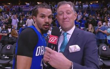 Cole Anthony dice 33, poi si scatena al microfono
