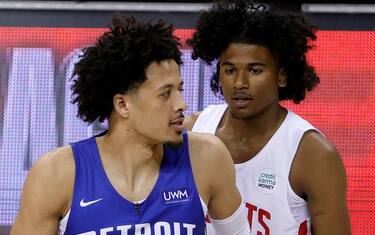 LAS VEGAS, NEVADA - AUGUST 10:  Cade Cunningham #2 of the Detroit Pistons and Jalen Green #0 of the Houston Rockets wait for the start of their game during the 2021 NBA Summer League at the Thomas & Mack Center on August 10, 2021 in Las Vegas, Nevada. The Rockets defeated the Pistons 111-91. NOTE TO USER: User expressly acknowledges and agrees that, by downloading and or using this photograph, User is consenting to the terms and conditions of the Getty Images License Agreement. (Photo by Ethan Miller/Getty Images)
