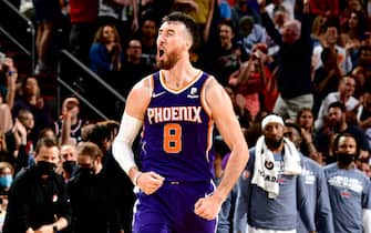 PHOENIX, AZ - NOVEMBER 10: Frank Kaminsky #8 of the Phoenix Suns reacts to a play during the game against the Portland Trail Blazers on November 10, 2021 at Footprint Center in Phoenix, Arizona. NOTE TO USER: User expressly acknowledges and agrees that, by downloading and or using this photograph, user is consenting to the terms and conditions of the Getty Images License Agreement. Mandatory Copyright Notice: Copyright 2021 NBAE (Photo by Barry Gossage/NBAE via Getty Images)
