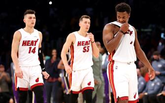 LOS ANGELES, CALIFORNIA - NOVEMBER 10: Kyle Lowry #7, Tyler Herro #14 and Duncan Robinson #55 of the Miami Heat look on after losing to the Los Angeles Lakers 120-117 in overtime of a game at Staples Center on November 10, 2021 in Los Angeles, California. NOTE TO USER: User expressly acknowledges and agrees that, by downloading and/or using this photograph, User is consenting to the terms and conditions of the Getty Images License Agreement.  (Photo by Sean M. Haffey/Getty Images)