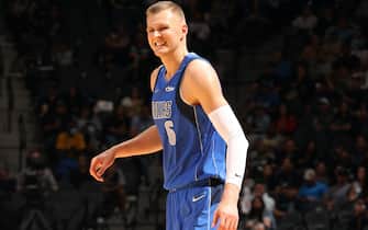 SAN ANTONIO, TX - NOVEMBER 12: Kristaps Porzingis #6 of the Dallas Mavericks smiles during the game against the San Antonio Spurs on November 12, 2021 at the AT&T Center in San Antonio, Texas. NOTE TO USER: User expressly acknowledges and agrees that, by downloading and or using this photograph, user is consenting to the terms and conditions of the Getty Images License Agreement. Mandatory Copyright Notice: Copyright 2021 NBAE (Photos by David Sherman/NBAE via Getty Images)