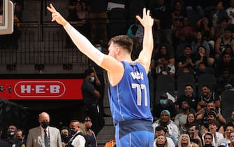 SAN ANTONIO, TX - NOVEMBER 12: Luka Doncic #77 of the Dallas Mavericks celebrates during the game against the San Antonio Spurs on November 12, 2021 at the AT&T Center in San Antonio, Texas. NOTE TO USER: User expressly acknowledges and agrees that, by downloading and or using this photograph, user is consenting to the terms and conditions of the Getty Images License Agreement. Mandatory Copyright Notice: Copyright 2021 NBAE (Photos by David Sherman/NBAE via Getty Images)