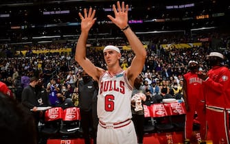 LOS ANGELES, CA - NOVEMBER 15: Alex Caruso #6 of the Chicago Bulls waves to the fans during the game against the Los Angeles Lakers on November 15, 2021 at STAPLES Center in Los Angeles, California. NOTE TO USER: User expressly acknowledges and agrees that, by downloading and/or using this Photograph, user is consenting to the terms and conditions of the Getty Images License Agreement. Mandatory Copyright Notice: Copyright 2021 NBAE (Photo by Adam Pantozzi/NBAE via Getty Images)