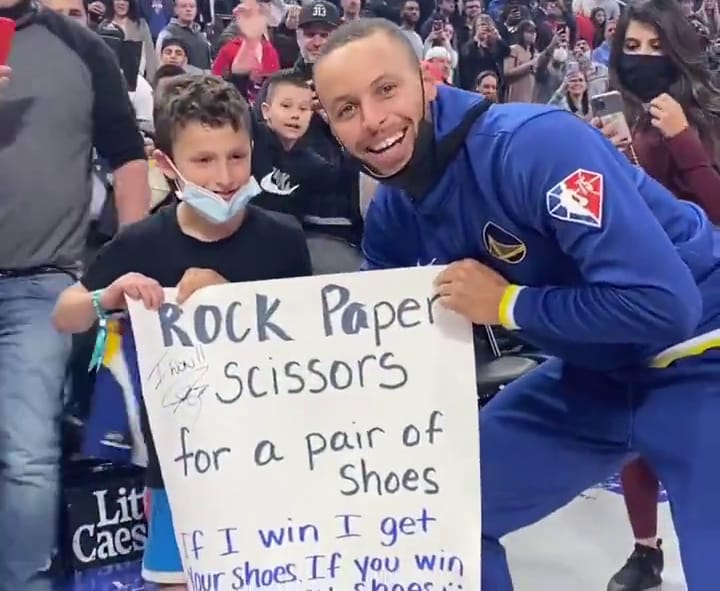 La foto ricordo di Curry dopo la morra cinese