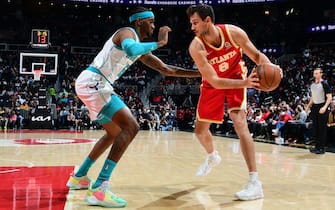 ATLANTA, GA - NOVEMBER 20: Danilo Gallinari #8 of the Atlanta Hawks handles the ball during the game against the Charlotte Hornets on November 20, 2021 at State Farm Arena in Atlanta, Georgia.  NOTE TO USER: User expressly acknowledges and agrees that, by downloading and/or using this Photograph, user is consenting to the terms and conditions of the Getty Images License Agreement. Mandatory Copyright Notice: Copyright 2021 NBAE (Photo by Scott Cunningham/NBAE via Getty Images)